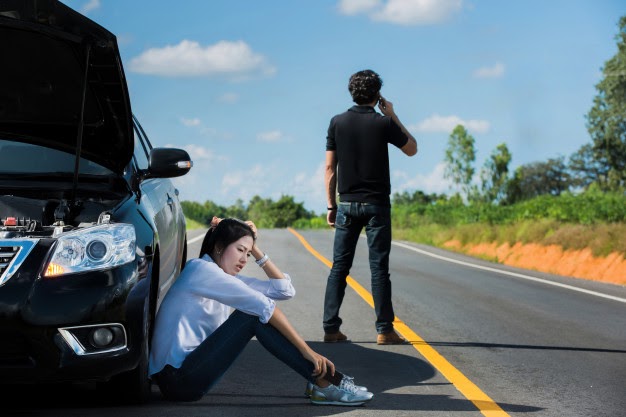 car-broken-street-man-telephone-call-insurance_46139-451 (1)